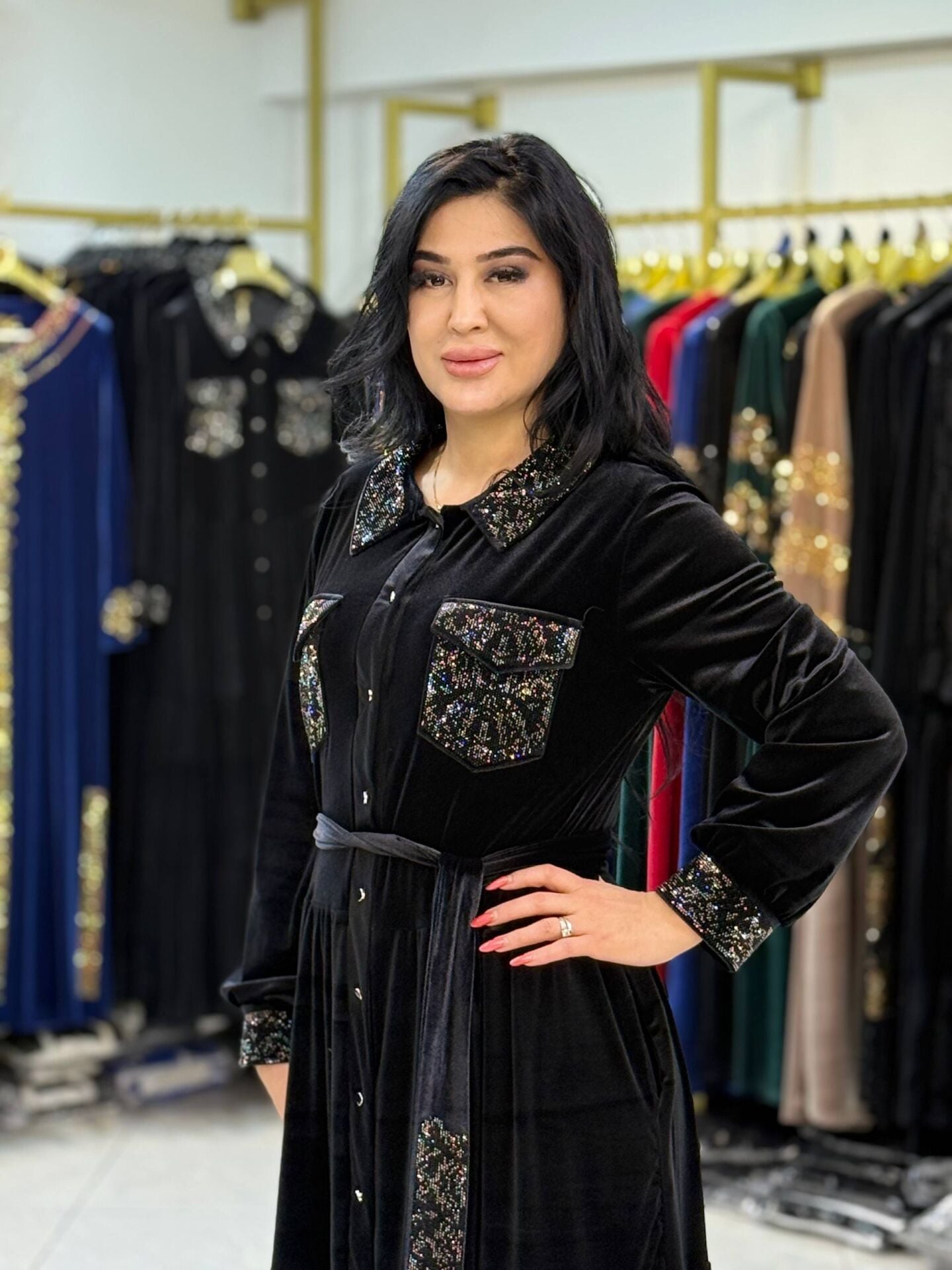 KEMERLİ YAKA DETAYLI KADİFE ELBİSE