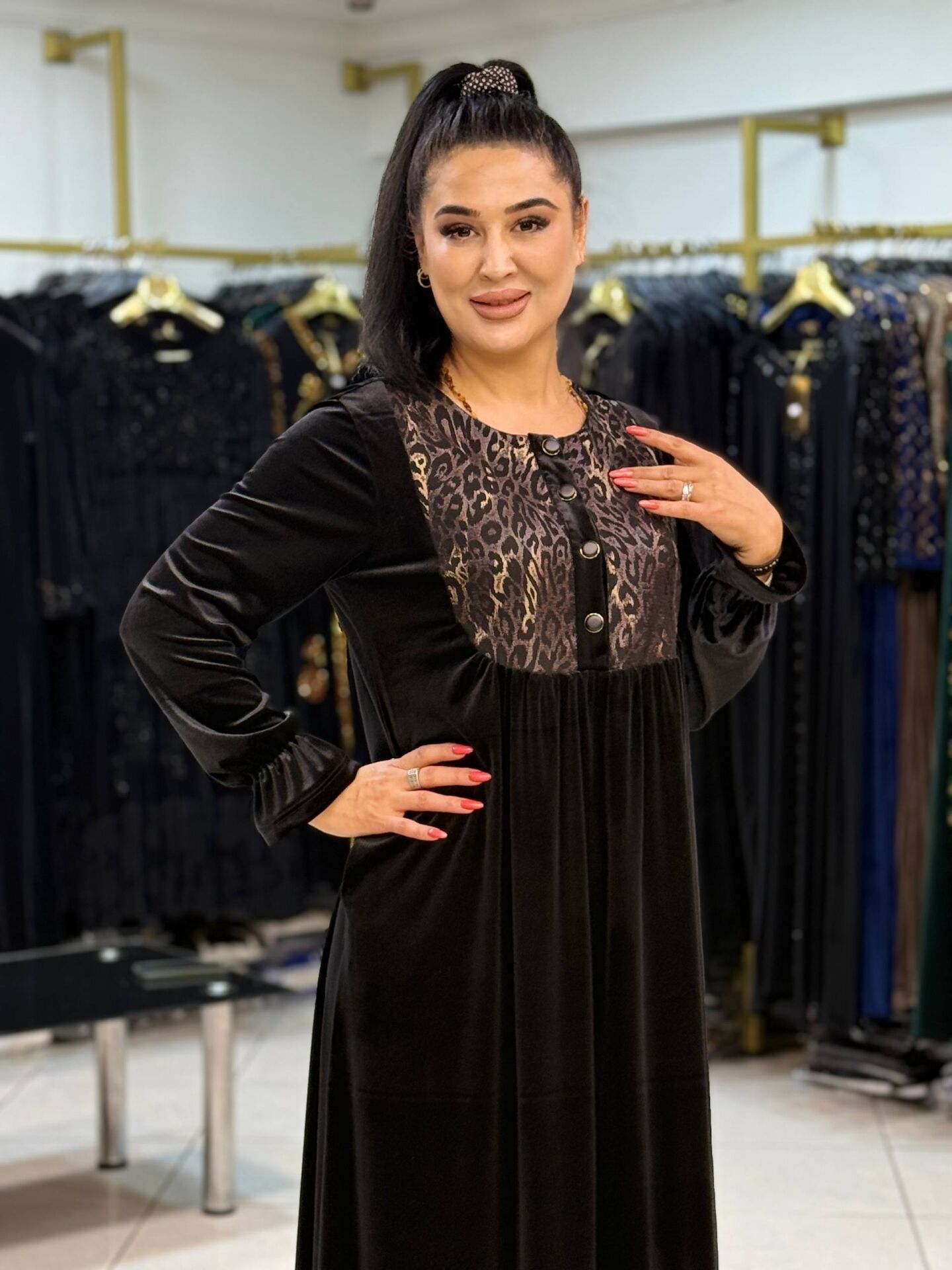 YAKASI DÜĞMELİ VE LEOPAR DETAYLI KADİFE ELBİSE